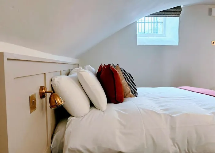 Готель Nap King Square *